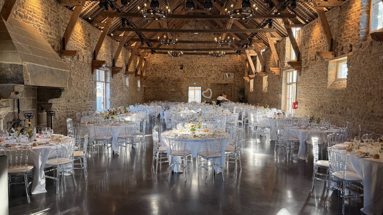 Salle de réception en pierre du Château du Rocher Portail préparée pour un mariage