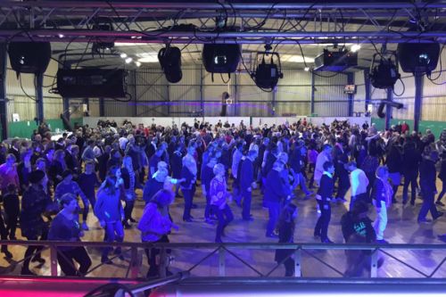 Animation musicale – public sur la piste de danse