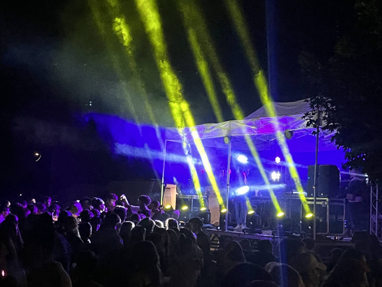 Sonorisation et éclairage de la piste de danse lors du bal populaire de la Fête de la Musique à Servon-sur-Vilaine