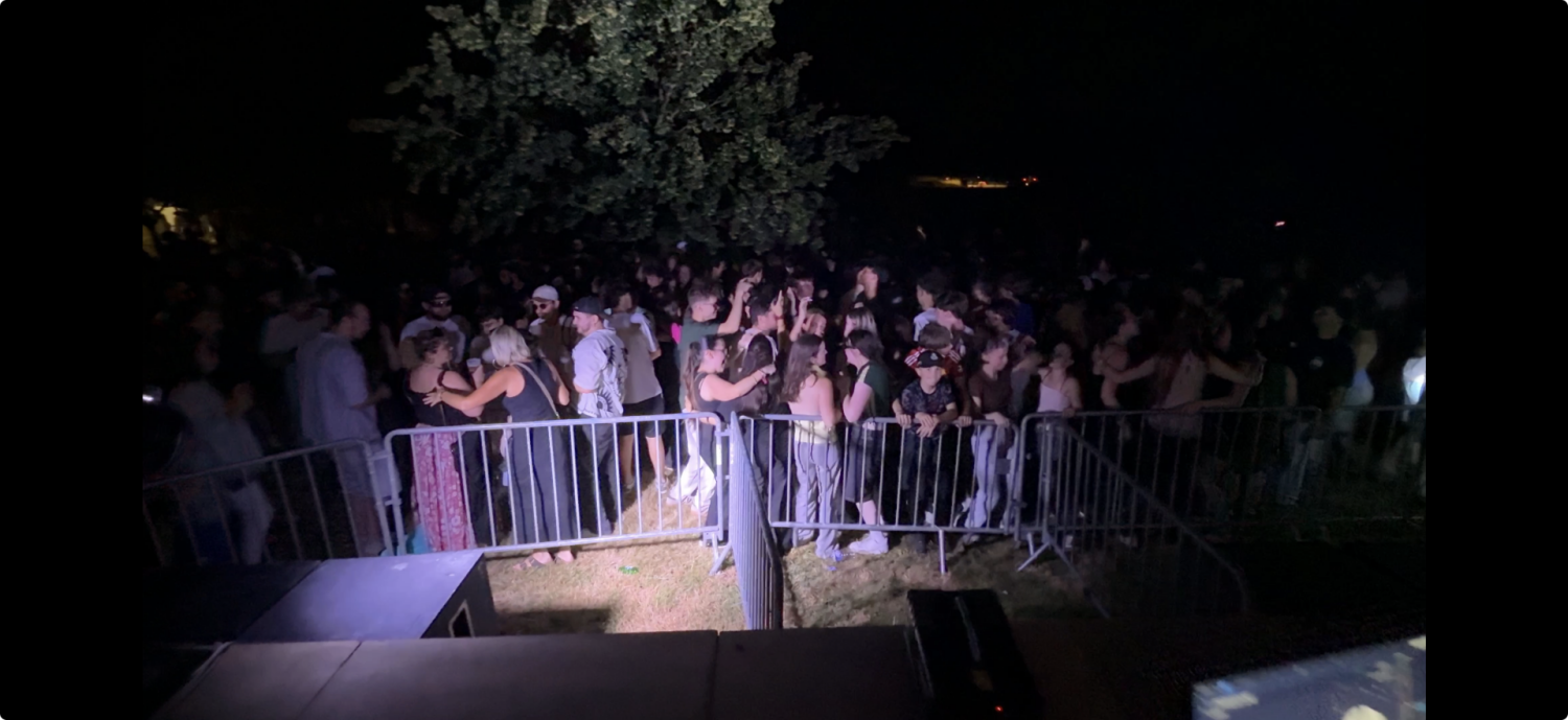 Bal populaire de la Fête de la Musique à Servon-sur-Vilaine avec une piste de danse pleine animée par Music Sans Visa