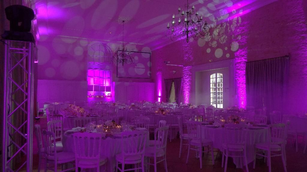 Éclairage de salle pour mariage et soirée événementielle