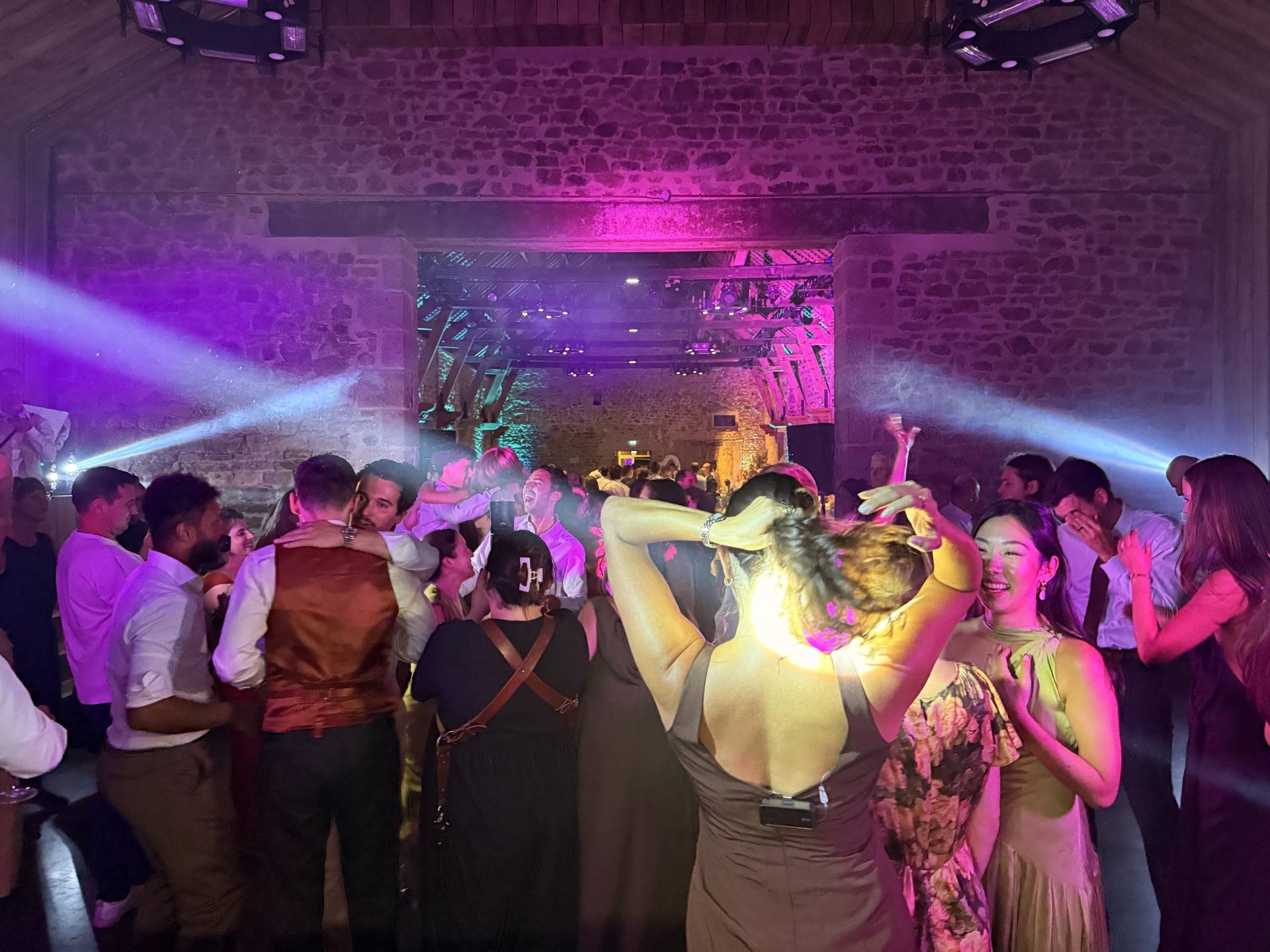 Installation DJ Music Sans Visa au Château du Rocher Portail avec sonorisation professionnelle, éclairage et mise en lumière pour un mariage