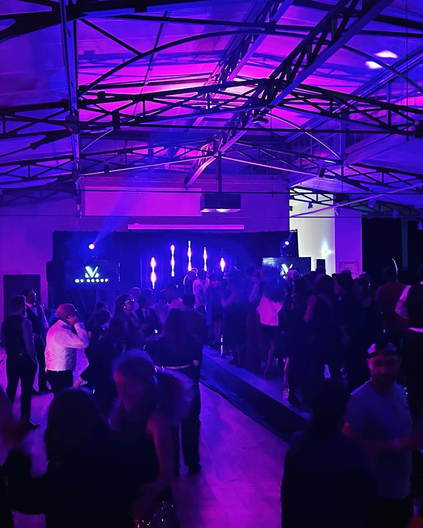 Music Sans Visa animant une soirée d’entreprise au Château des Pères avec éclairage professionnel et ambiance festive sur la piste de danse