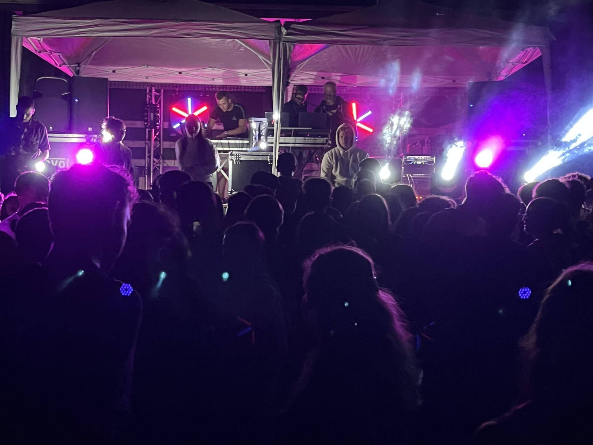 Music Sans Visa DJ animant un bal en plein air avec sonorisation professionnelle, éclairage scénique et nombreux spectateurs