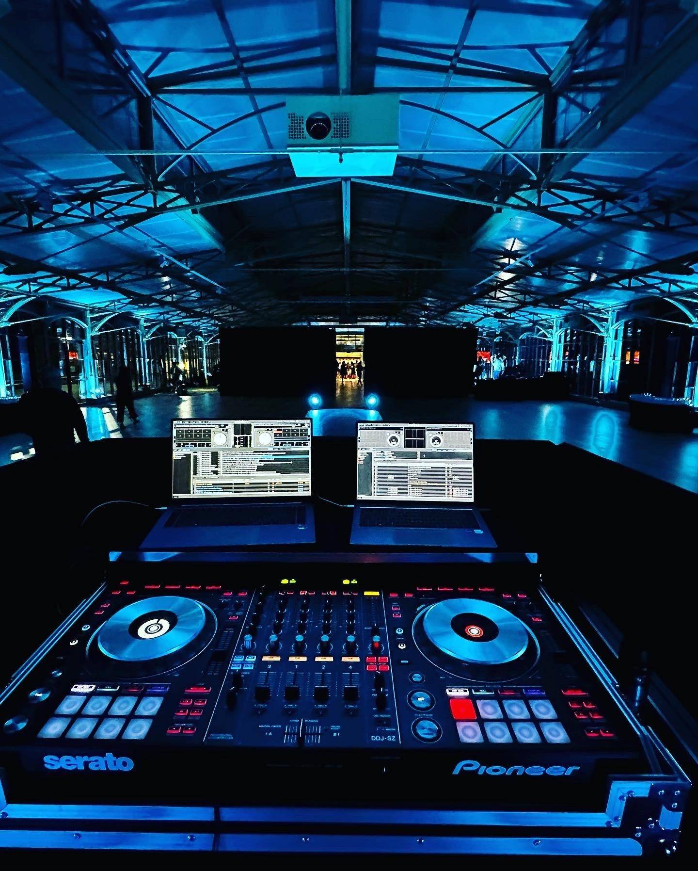 Vue de la régie DJ Music Sans Visa lors d’une soirée d’entreprise au Château des Pères avec contrôleur Pioneer, ordinateurs et éclairage bleu