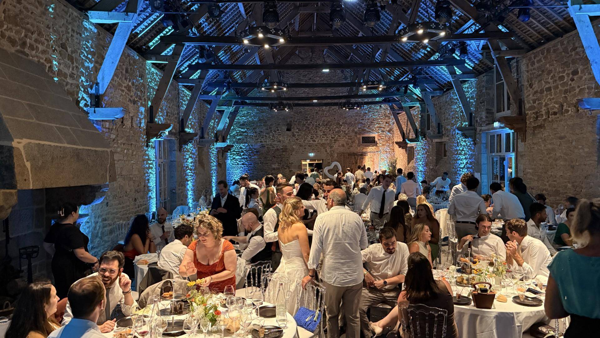 Éclairage de salle réalisé par Music Sans Visa au Château du Rocher Portail avec projecteurs LED et mise en lumière architecturale pour un mariage