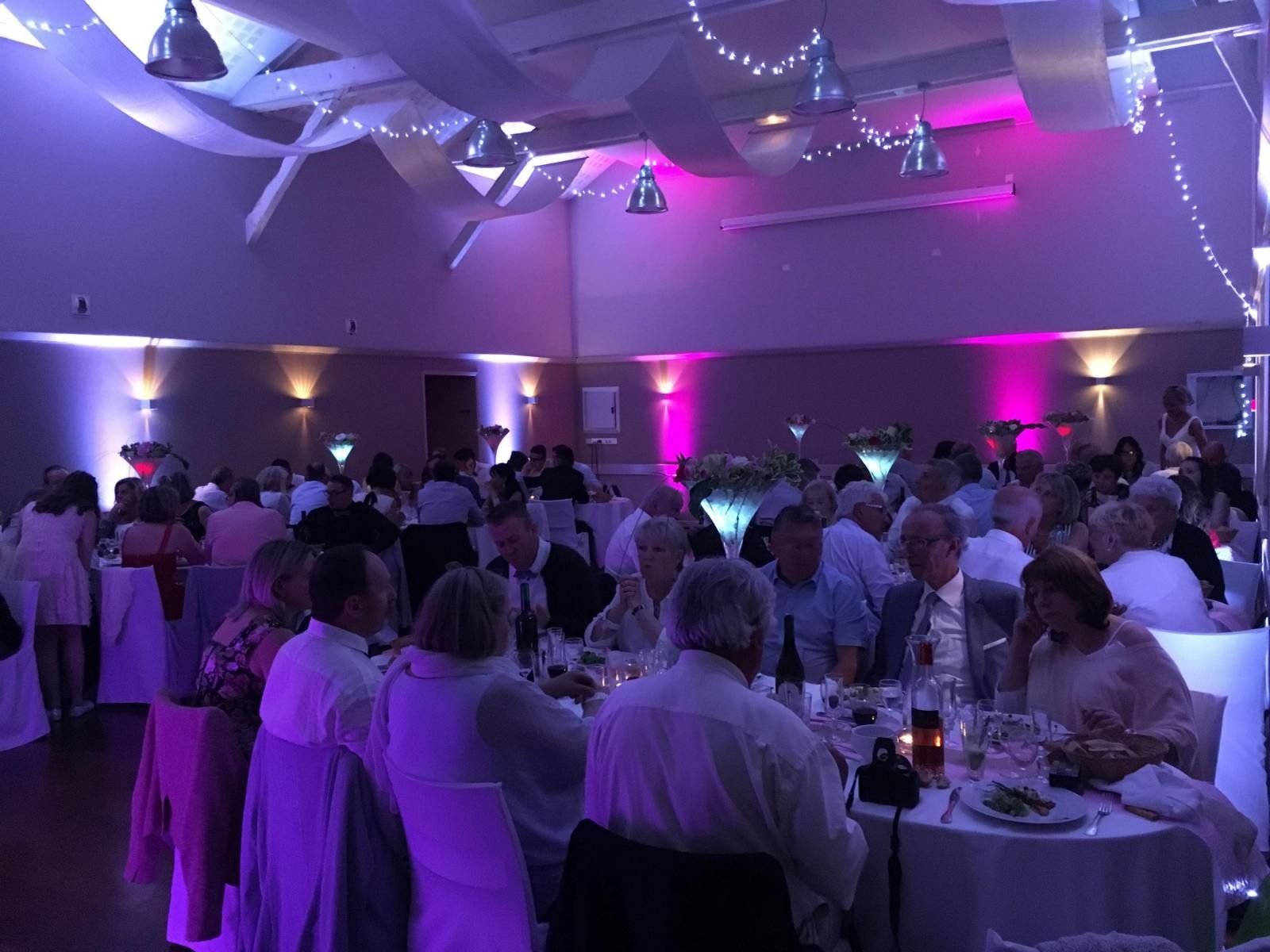 Éclairage d’ambiance de salle pour mariage et soirée événementielle