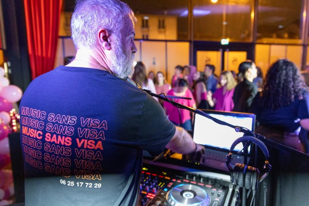 Christophe de Music Sans Visa à la régie DJ devant une piste de danse
