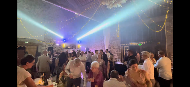 Éclairage de salle réalisé par Music Sans Visa au Château du Rocher Portail avec projecteurs LED et mise en lumière architecturale pour un mariage