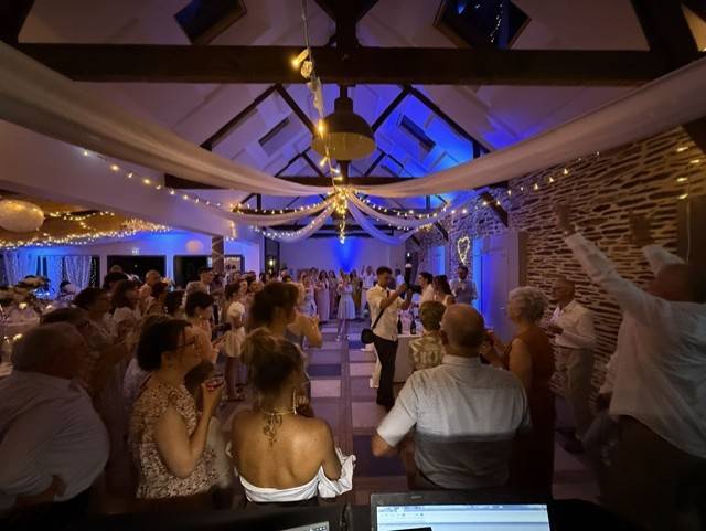 Mariage au Logis du Haut de Carcé à Bruz avec éclairage de salle et animation DJ par Music Sans Visa