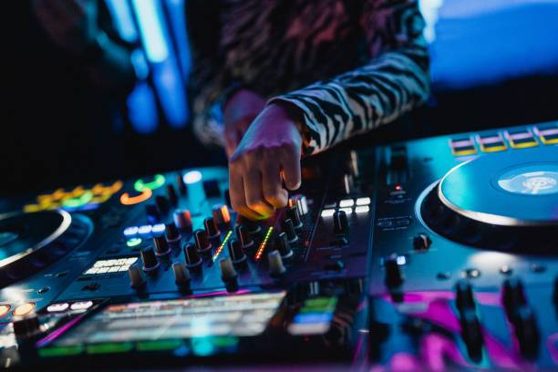 DJ événementiel mixant sur des platines professionnelles pendant une soirée