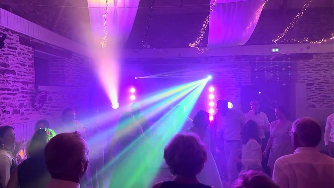 Music Sans Visa animant un anniversaire avec éclairage professionnel, faisceaux lumineux et ambiance festive sur la piste de danse